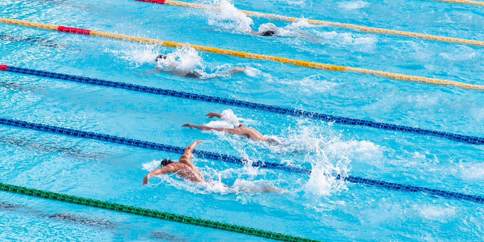 Atleta al blocco di partenza su pista